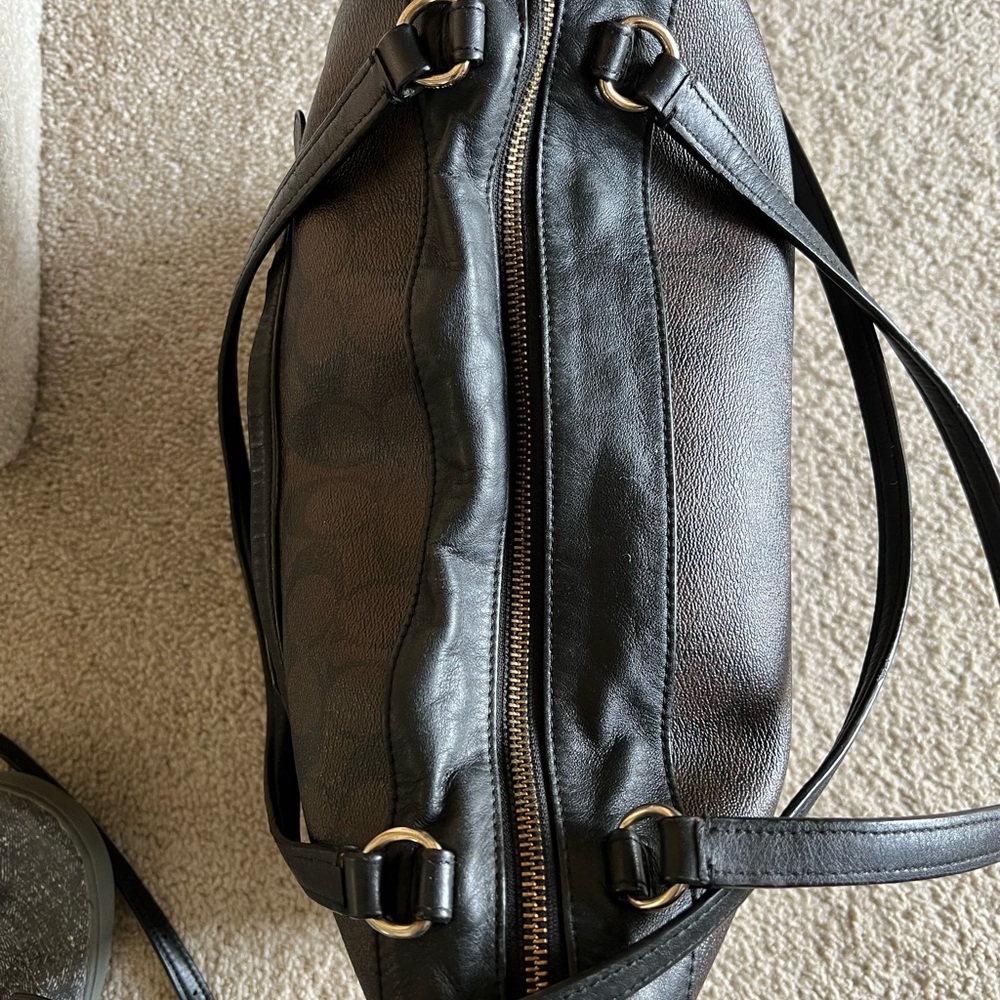 Beautiful Signature Coach bag in traditional black brown gold!